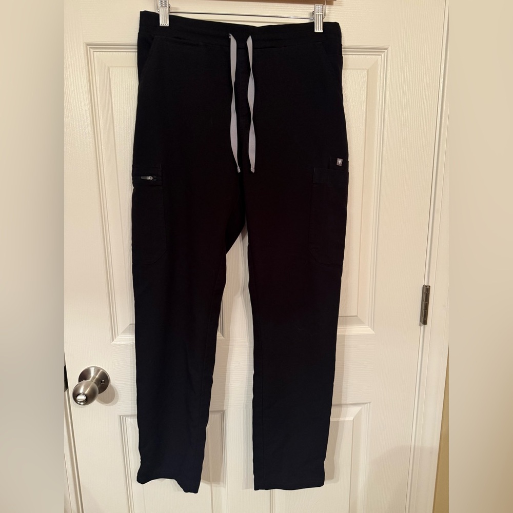 Figs Yola skinny scrub pants. Black.